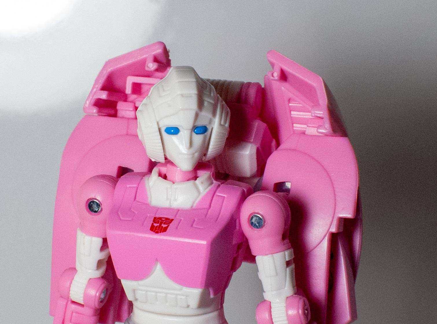 Arcee Female Transformer car action figure toy model robot shooter autobot Pink 