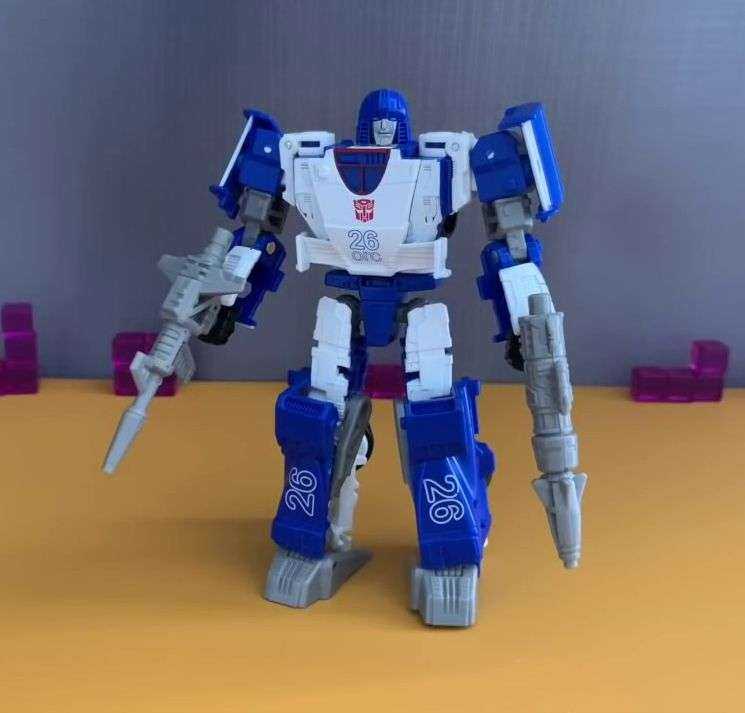 Transformers Kingdom Deluxe Mirage In-Hand Images - Children of Primus