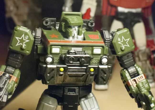 Retro Bot Reviews: Transformers: Siege Deluxe Hound