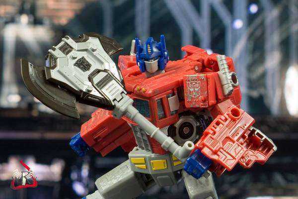 Retro Bot Reviews: Transformers: Siege Voyager Optimus Prime