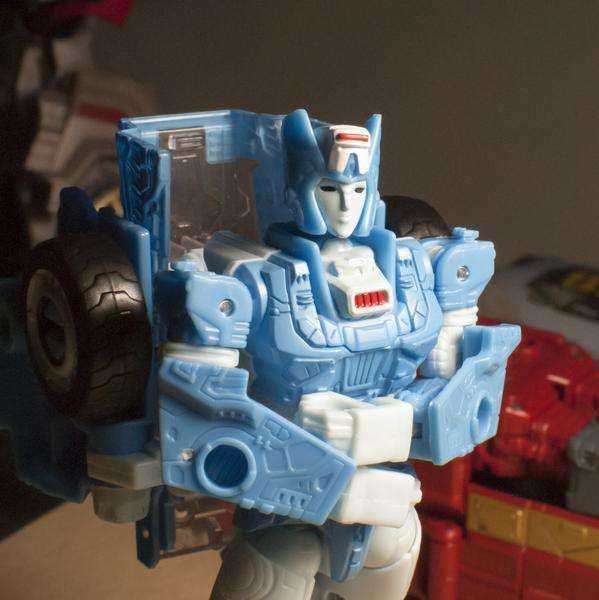 Retro Bot Reviews: Transformers: Siege Deluxe Chromia
