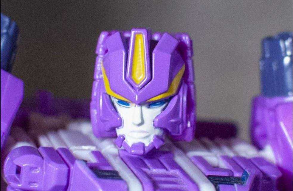 Retro Bot Reviews: Transformers: Titans Return Deluxe Nautica with Parsec