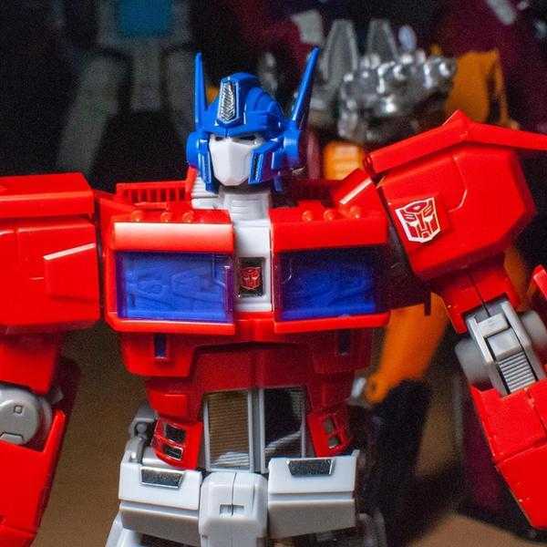 Retro Bot Reviews: Flame Toys Optimus Prime (Idw Version) Model Kit