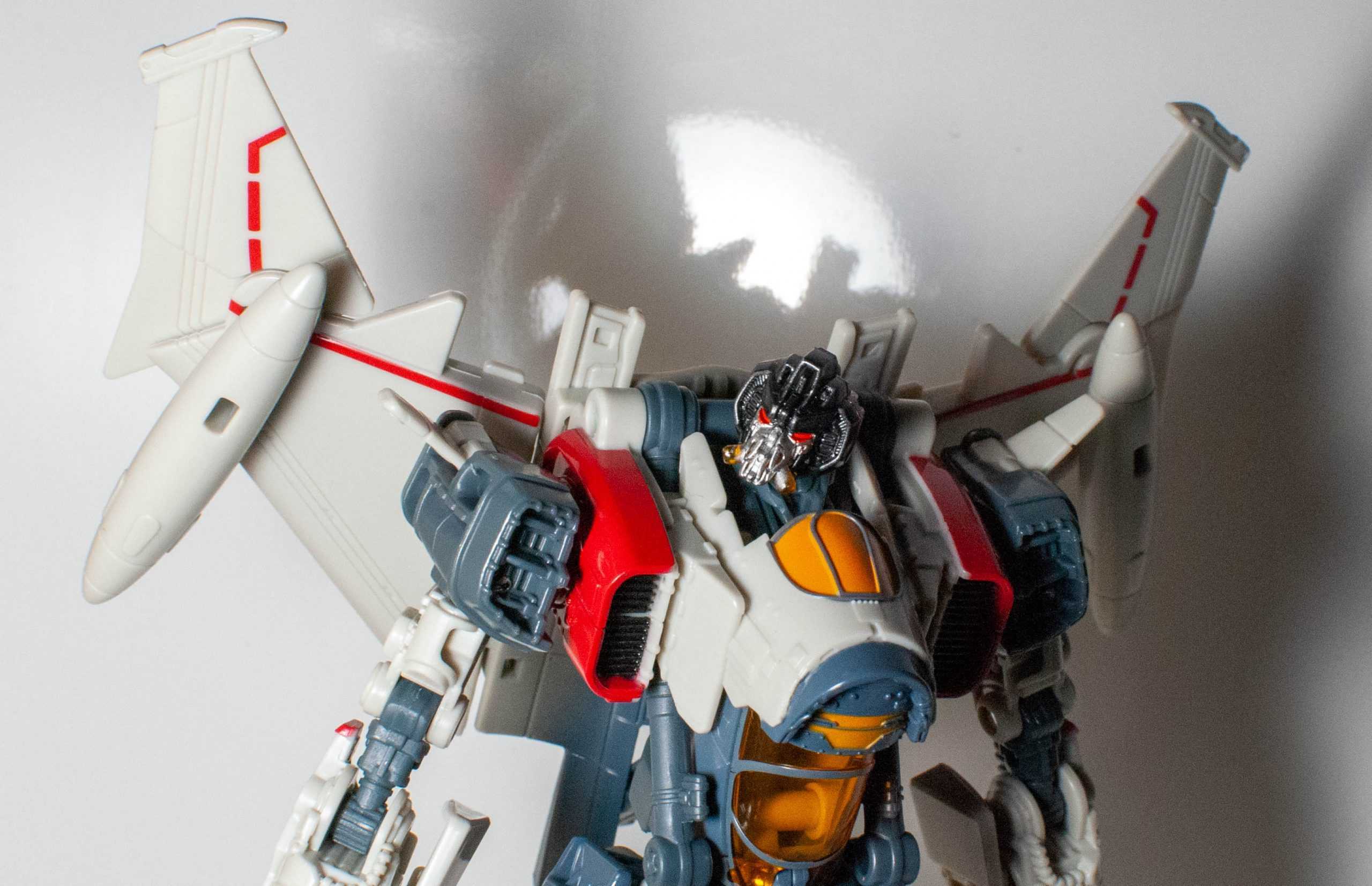 Bot Reviews: Transformers: Studio Series Voyager Blitzwing.