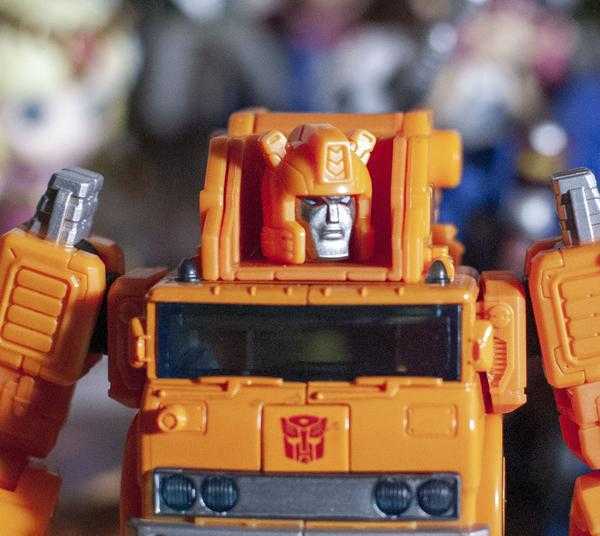 Retro Bot Reviews: Transformers: Earthrise Voyager Grapple