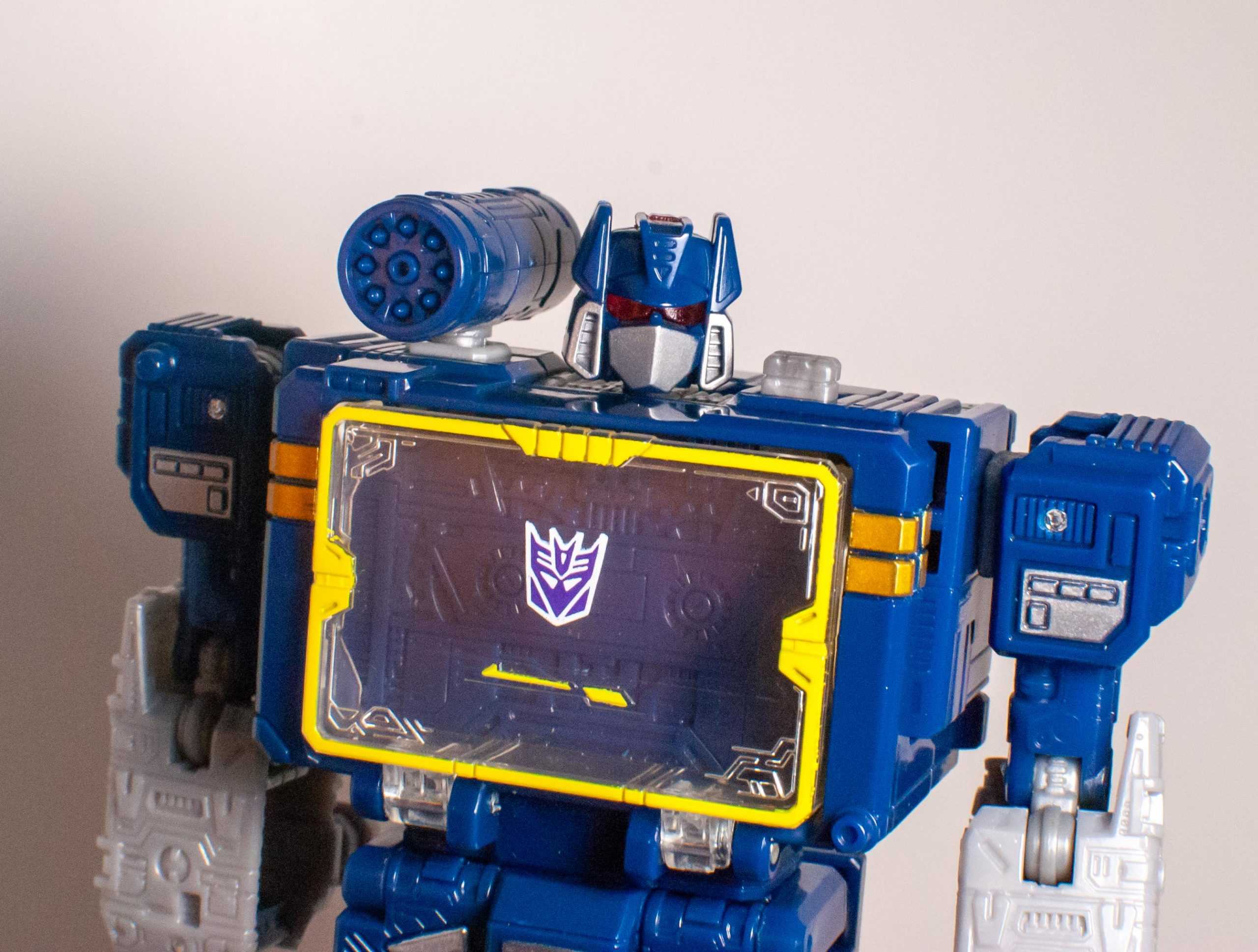 Bot Reviews: Transformers: War for Cybertron Trilogy Voyager Soundwave, with Laserbeak and Ravage, with Bonus!