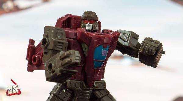 Retro Bot Reviews: Transformers: Siege Deluxe Skytread