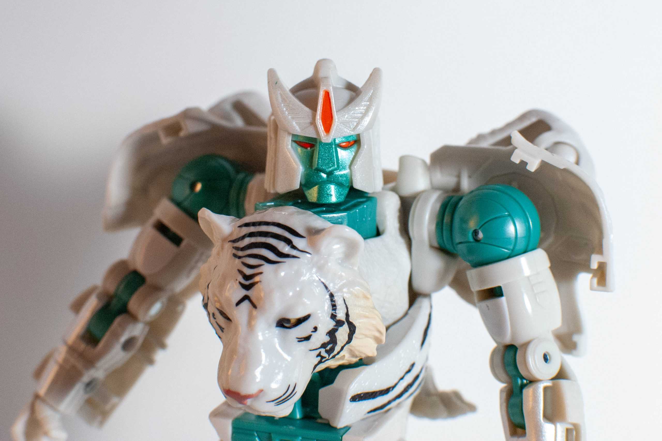 Bot Reviews: Transformers: Kingdom Voyager Tigatron
