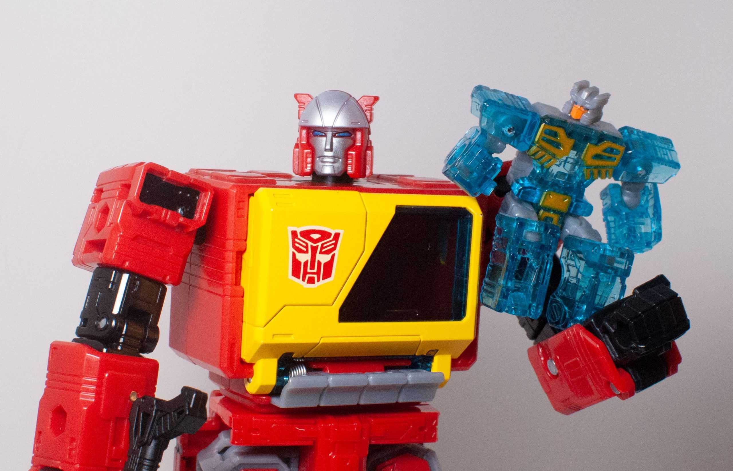 Bot Reviews: Transformers: Kingdom/Legacy Voyager Blaster, with Eject