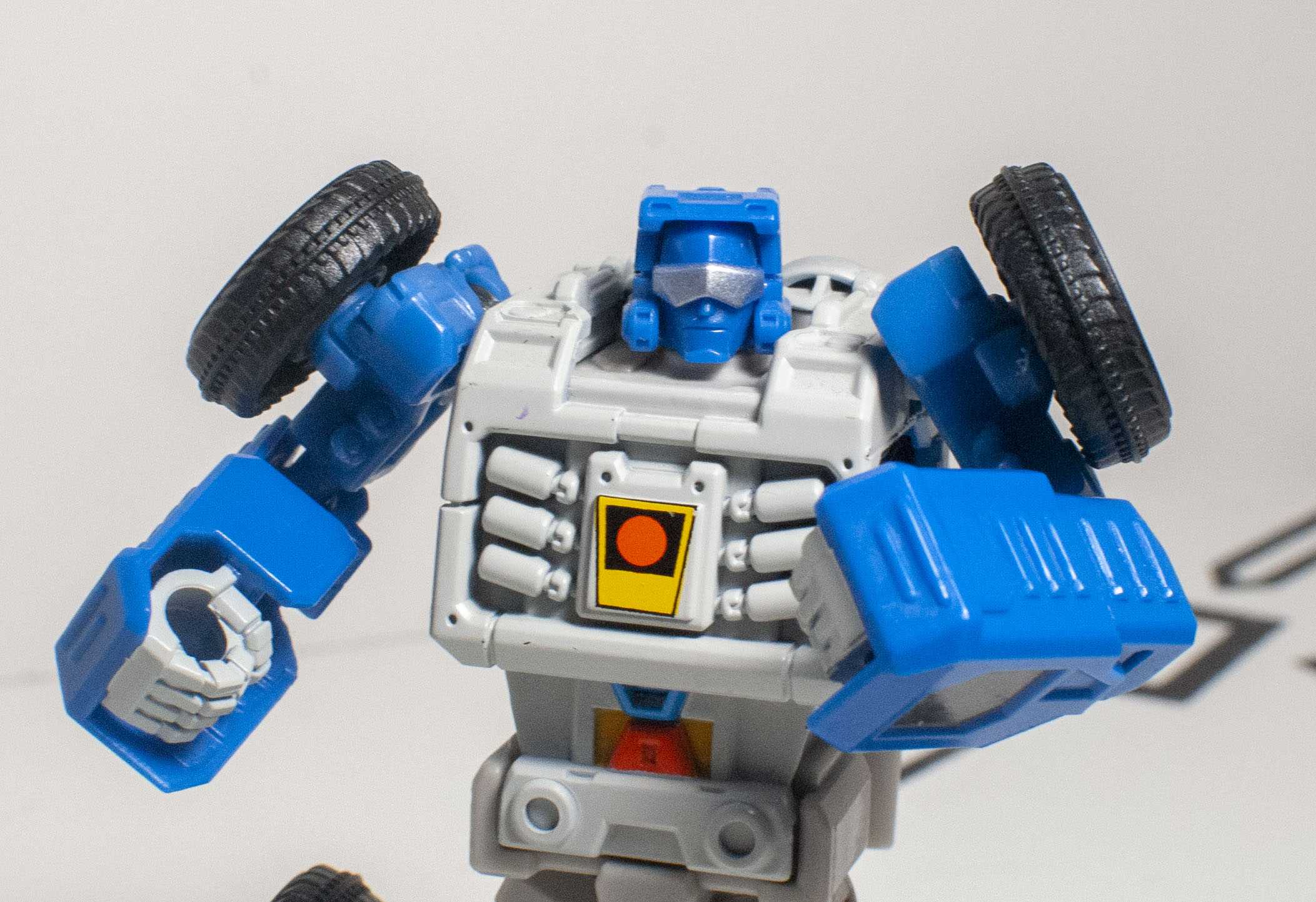 Bot Reviews: Transformers: Power of the Primes Legends Beachcomber