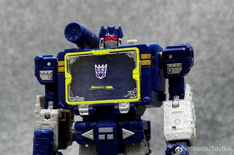 Upcoming Legacy Leader Soundwave to be the "Earthrise" Mold