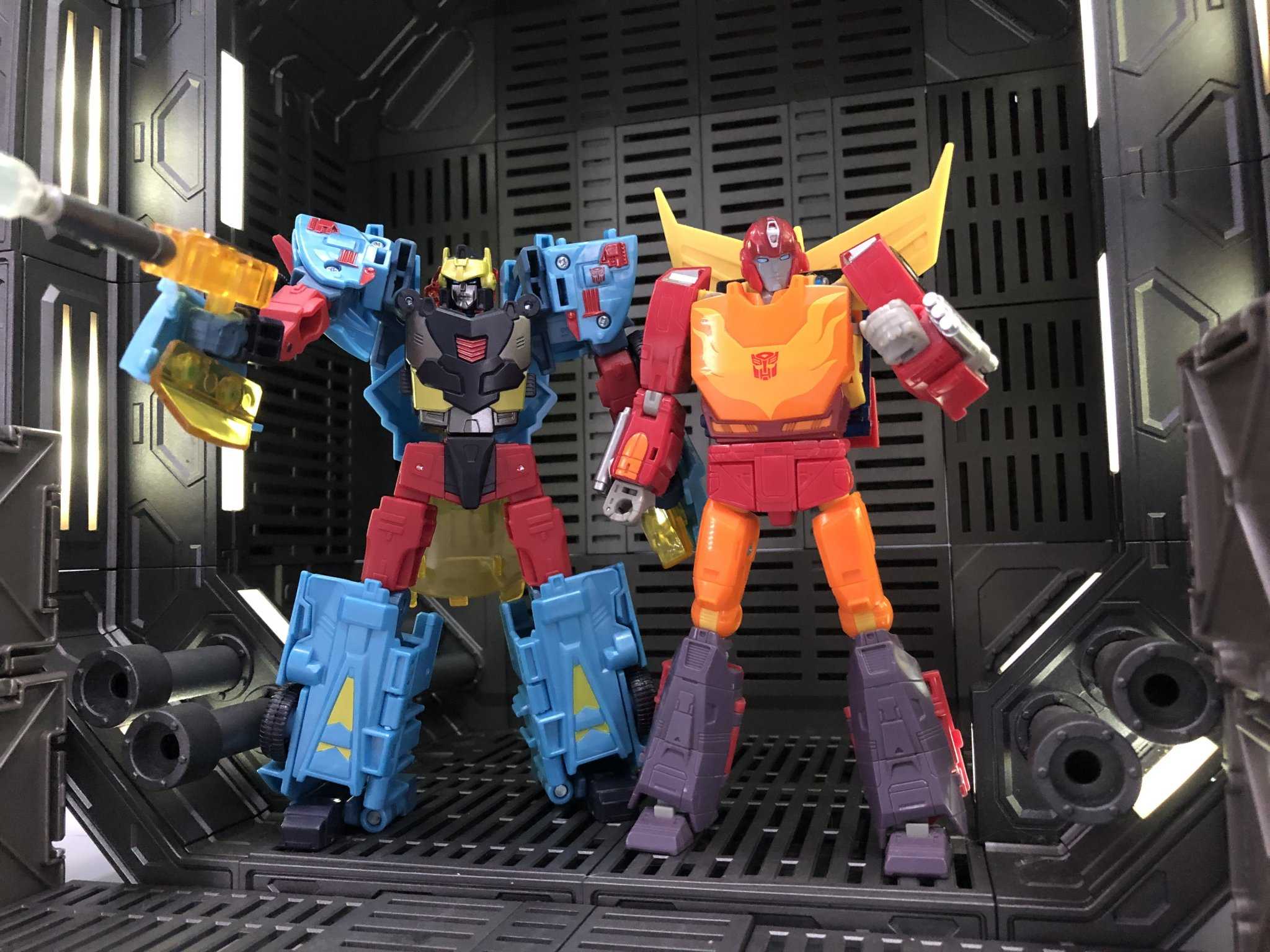 Transformers Legacy United Deluxe Cybertron Hot Shot Additional Images