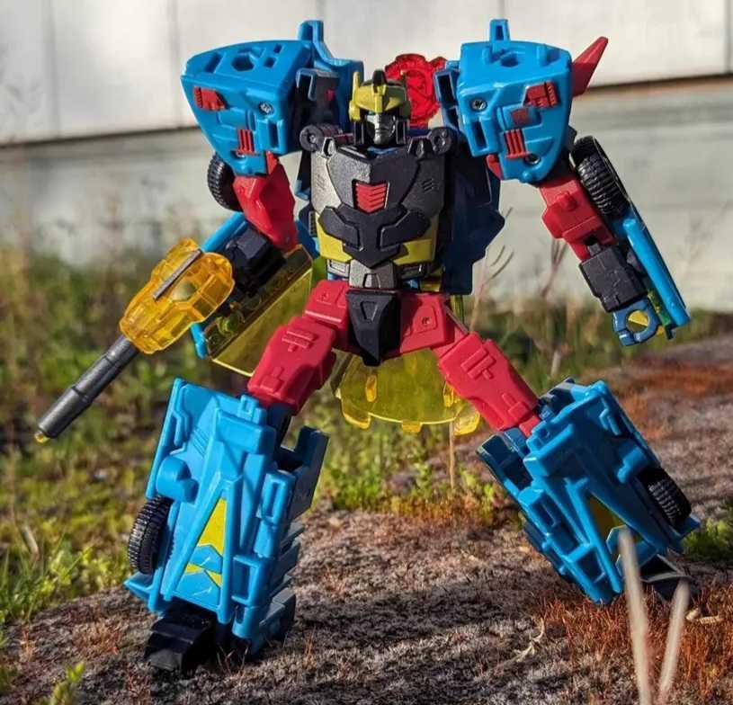 First look at Legacy Cybertron Hot Shot