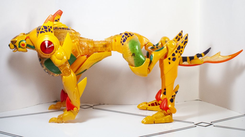 It was a challenge to fit this thing into my lightbox, so these photos are going to be a bit cramped.