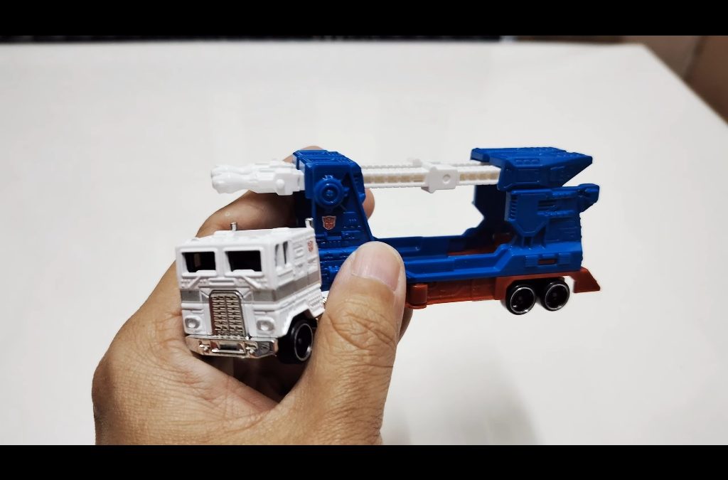 Hot Wheels Track Fleet Ultra Magnus In-Hand Images