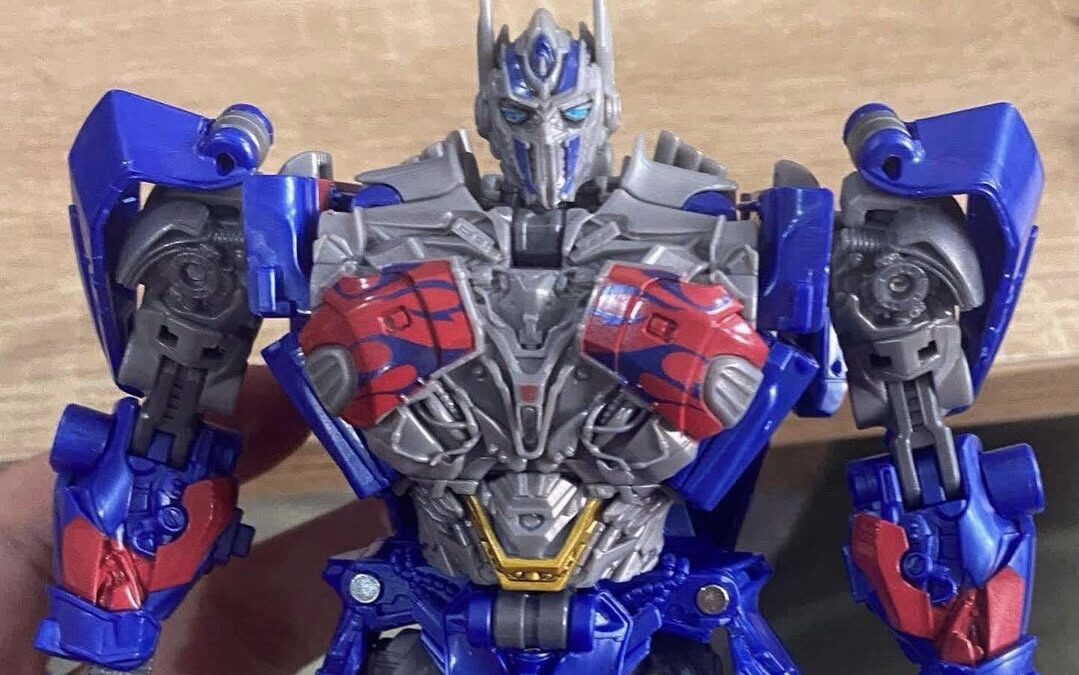 In Hand Image of Studio Series Leader AOE Knight Optimus Prime