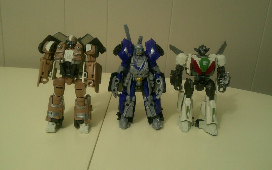 Transformers Studio Series Dark Of The Moon Que/Wheeljack In-Hand Images