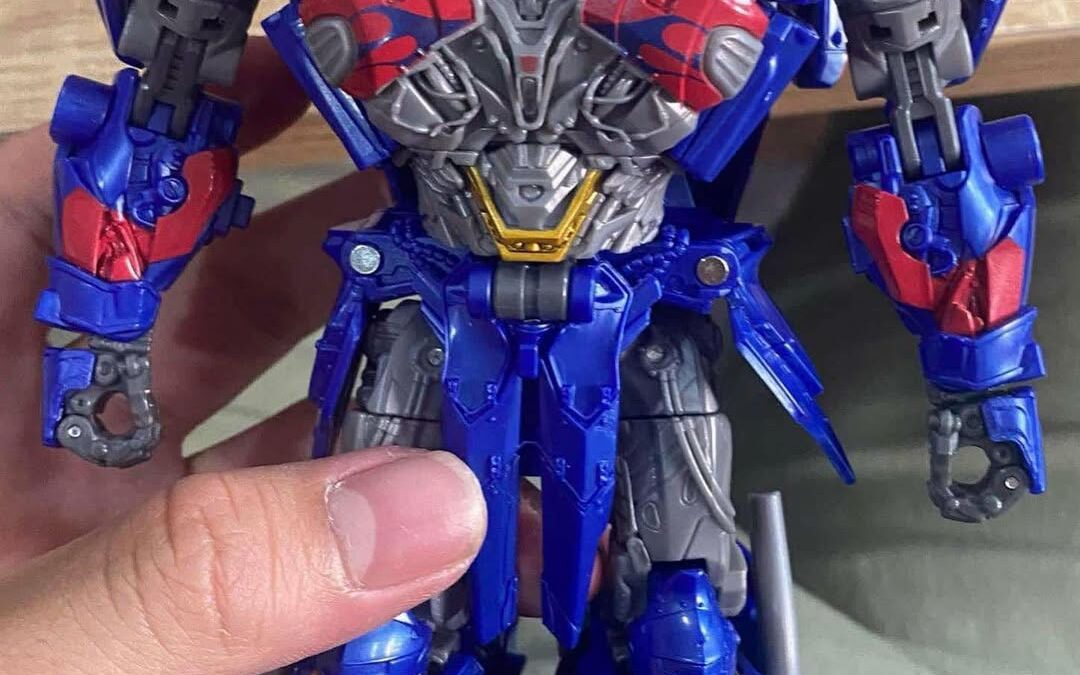 Transformers Studio Series Leader Class Age Of Extinction Optimus Prime In-Hand Image