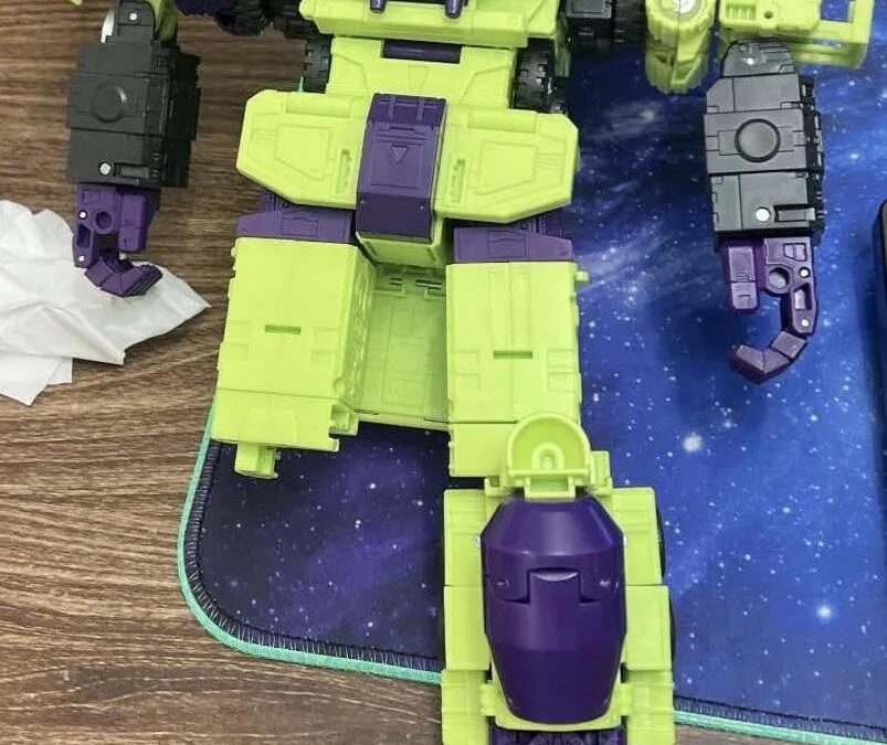 Transformers Studio Series Constructicons Mixmaster & Scavenger (Combiner Mode) Image