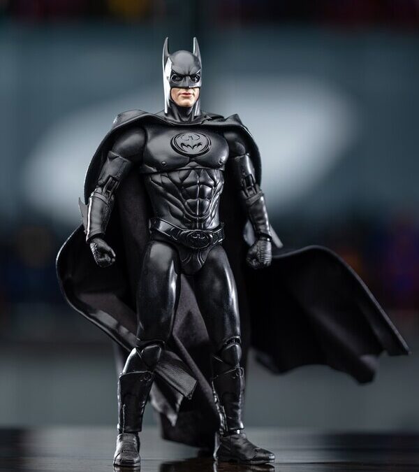 Batman and Robin DAH-116 Dynamic 8-Ction Heroes Batman Figure In-Hand Images