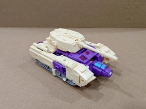 Transformers SS 86 Cliffjumper, Cyclonus and Blitzwing Revealed with in hand Pics