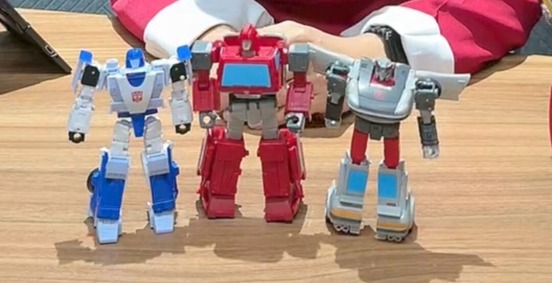 Transformers Age Of The Primes Generations Selects Autobot 3-pack Mirage, Ironhide & Bluestreak In-Hand Images