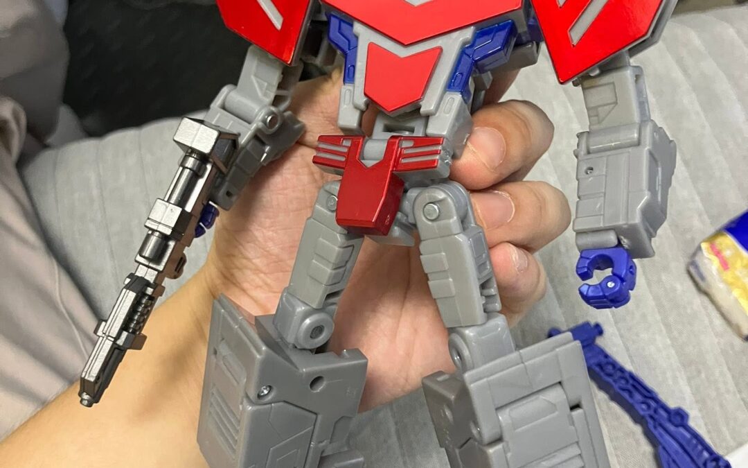 Transformers Icons Optimus Prime (Autobot Symbol) In-Hand Images