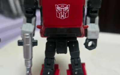 Transformers Studio Series Deluxe Cliffjumper In-Hand Images