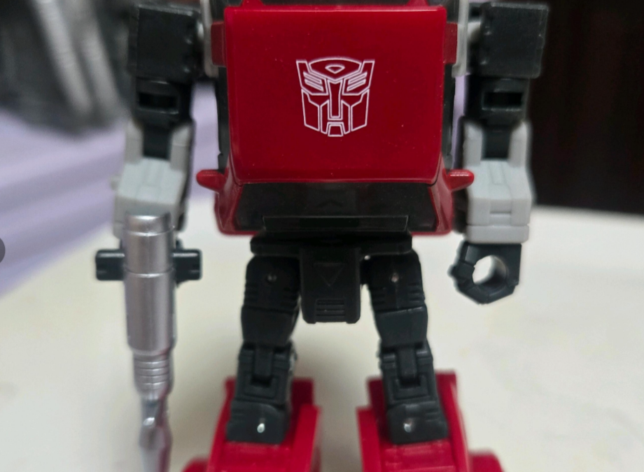 Transformers Studio Series Deluxe Cliffjumper In-Hand Images