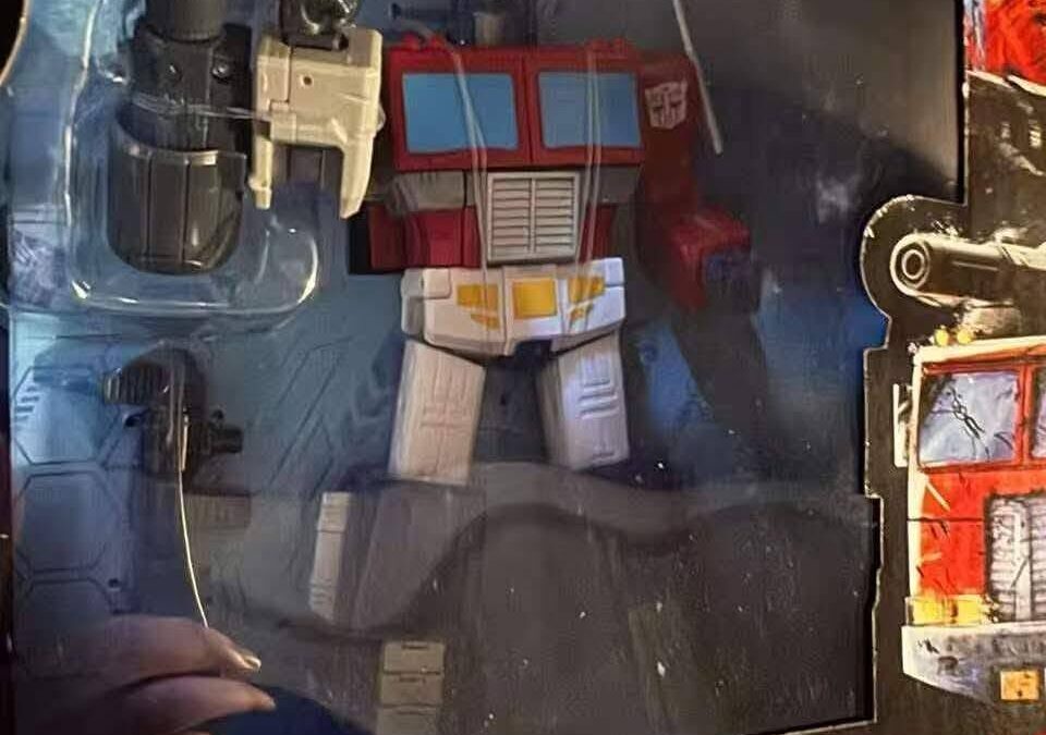 Transformers Studio Series Energon Universe Optimus Prime In-Package Images