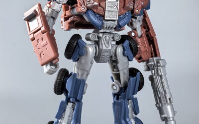 Transformers Studio Series Voyager Age Of Extinction Optimus Prime In-Hand Images
