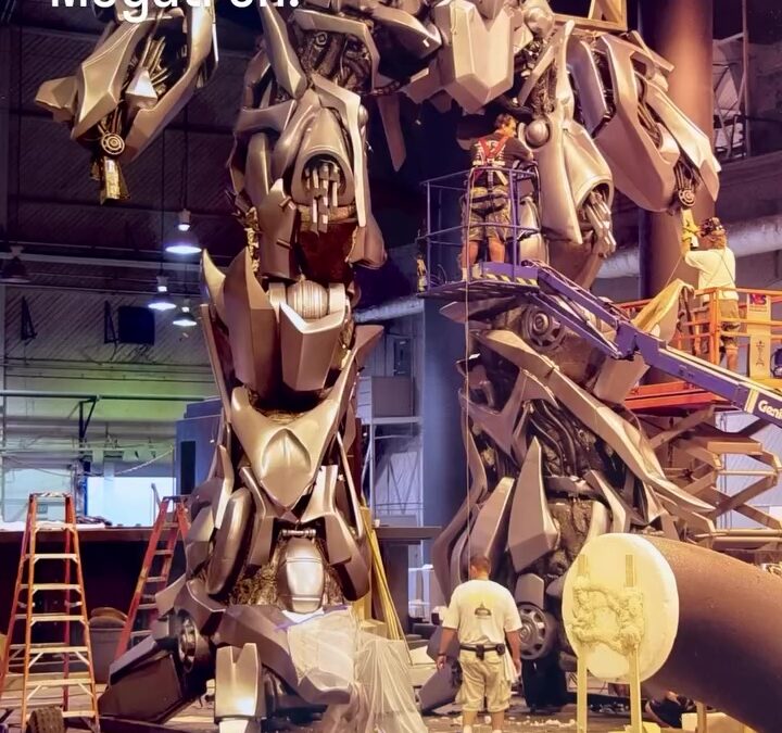 Transformers 2007 Megatron 25 Feet / 7.62 Meters Prop Images