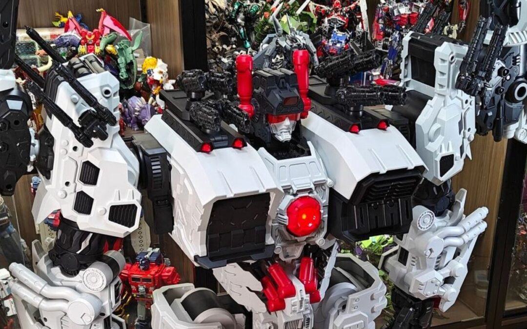 TFORMERS – W-Resources M-01 Iron Fortress (Oversized FOC Metroplex) In-Hand Images