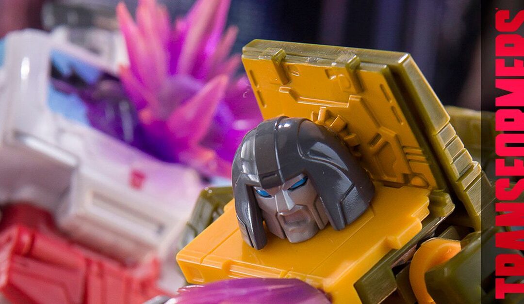 86 Dead Brawn & Ratchet Decepticon Shuttle Ambush In-Hand Toy Photography by IAMNOFIRE