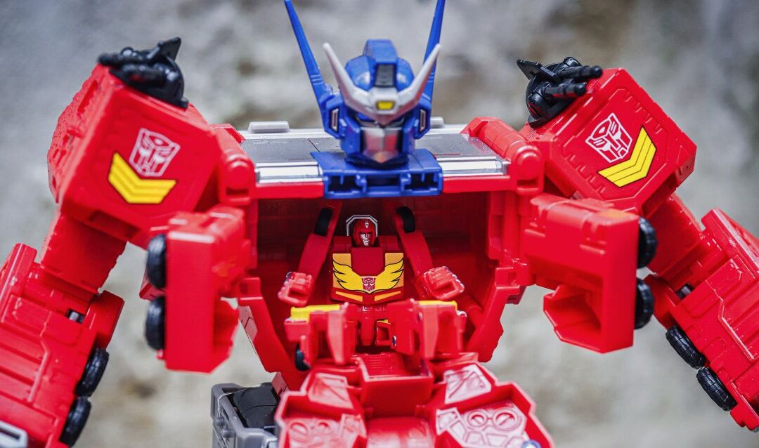 Daily Prime – Star Optimus Prime In-Hand Images of Age Of The Primes Titan